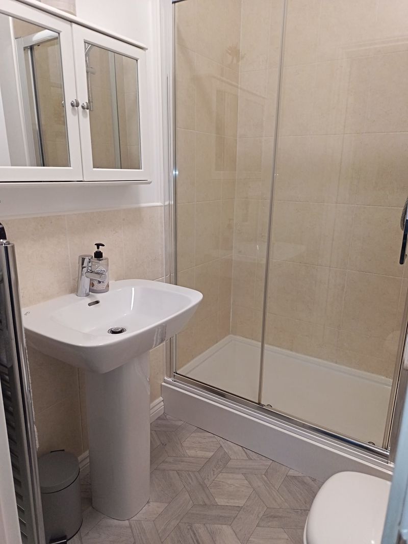 Main Bedroom En-Suite- click for photo gallery